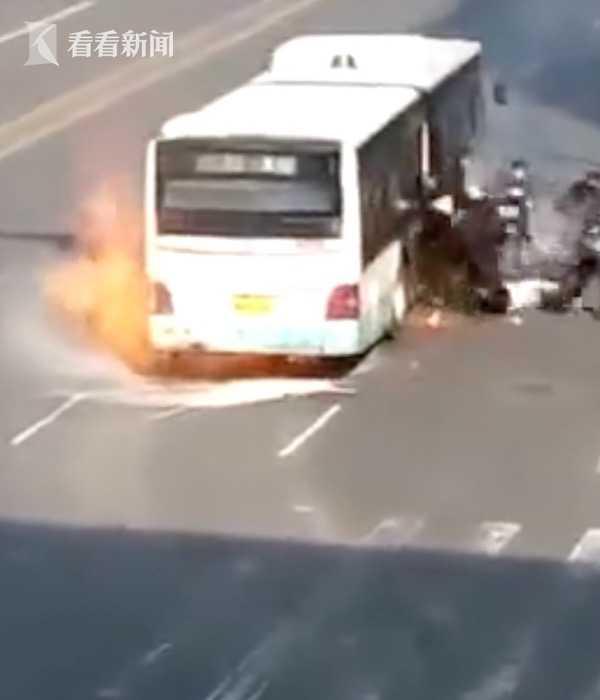 公交车起火自燃 乘客有序撤离幸无人员被困